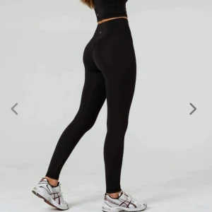 Ninepine leggings  - Asana Minimala Leggings från Ninepine i storlek M (passar även S, jag är mellan storlekar). Sparsamt använda. Extremt hög kvalitet! Köpta för 849:-