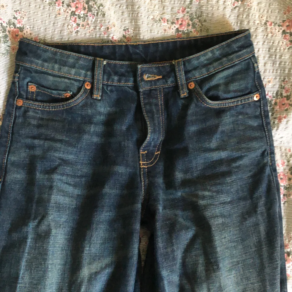 Ample jeans I swam blue (lite grönblå) från weekday. Sparsamt använda utan defekter. Pris går att diskutera! . Jeans & Byxor.