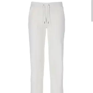 Säljer min vita juice Couture byxor, helt oanvända! Super fina i skicket! 🪽