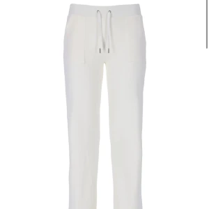 Vita Juice couture byxor - Säljer min vita juice Couture byxor, helt oanvända! Super fina i skicket! 🪽