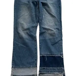 Fint par jeans köpta här på plick. Säljer för att de tyvärr inte passade.  Bilder från orginal säljaren.                                             Ca 108cm långa och 44cm rätt över midjan. 