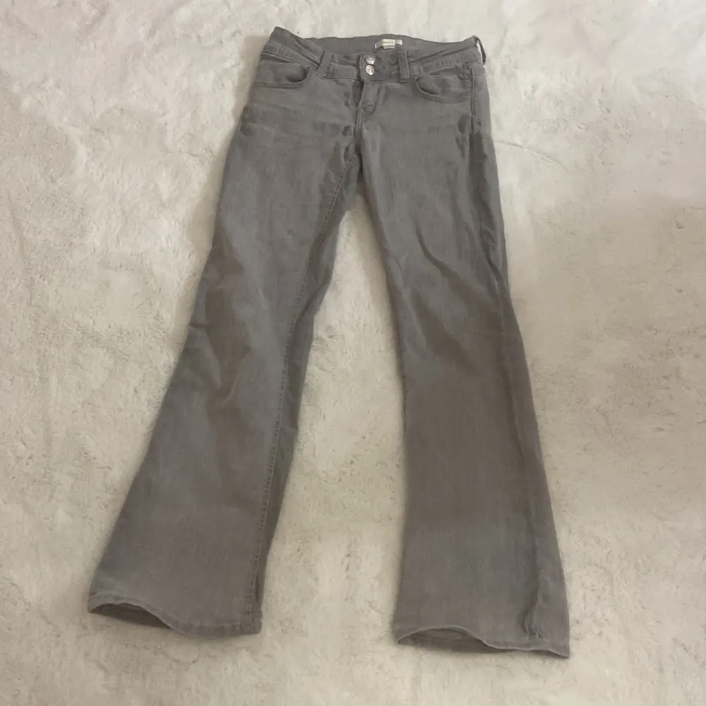 Lågmidja gråa jeans i bra skick. Dem är storlek 158 men passar bra för mig som är 165💗 köpt nya för 300-350. Jeans & Byxor.
