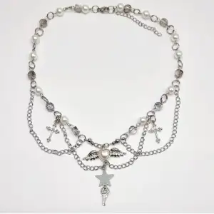 Handgjort halsband och exklusiv design🖤 Gjord i bra kvalitet💎Material- rostfritt stål, pärlor, zinklegeringar,plast och glas. Nickel fri. Längd: 34cm + 5cm, priset-130kr