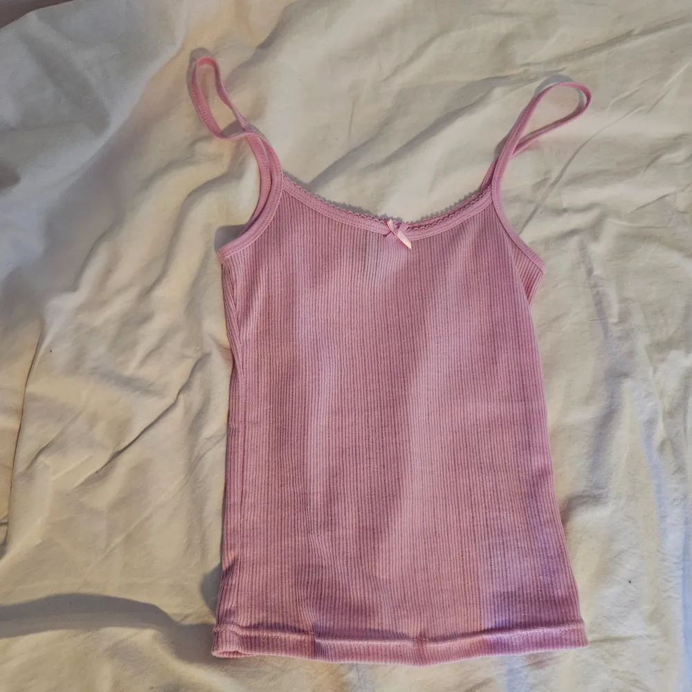 Gullig rosa ribbad linne från hm. Väldigt bekväm, köpte för 99 kr. Toppar.