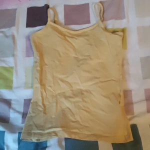 Gult linne - Detta är ett gult linne från Gekås som jag köpt för ett tag sedan och ej använder längre ❤️