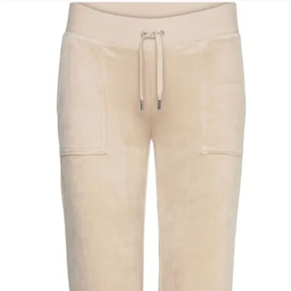 Säljer mina beiga juicy byxor i Bra skick efter som dom e för stira skriv priv för fler Bilder❤️. Jeans & Byxor.