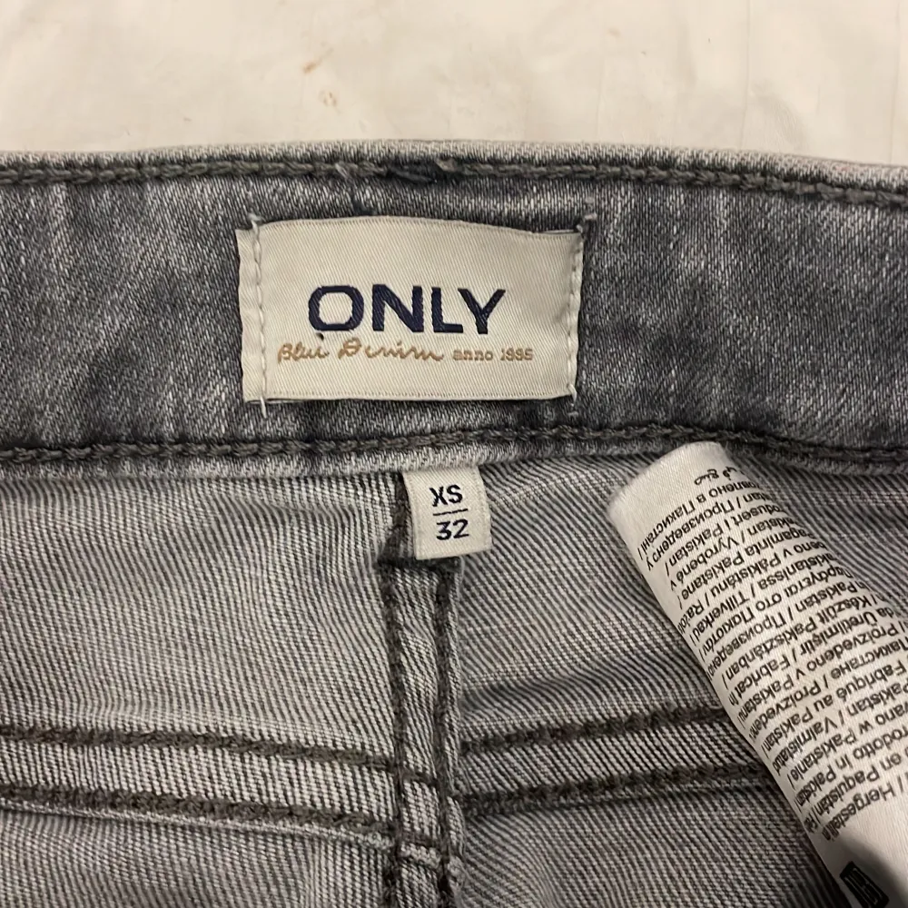 Säljer de här jätte fina jeansen från only. De är lite slitna längst ner av jeansen. I storlek 32\XS. Pris kan diskuteras❤️❤️. Jeans & Byxor.