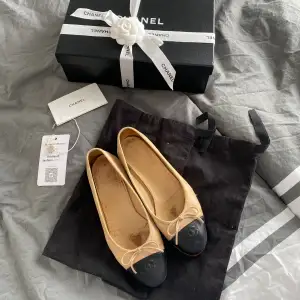 Chanel ballerina skor, storlek 38 men passar eventuellt 39 också. Sulade så det är väldigt fina där. Men som ni ser så är det slitna på sidan