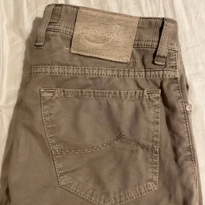 Jacob cohen jeans - Ett par riktigt fina cohens i strålande skick. Storlek 33. Bara att höra av er vid funderingar eller intresse🔔