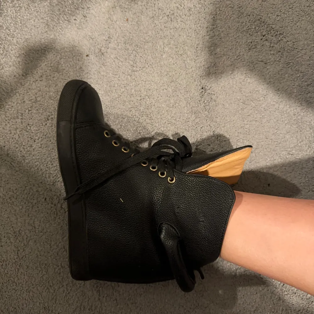 svarta isabel marant liknande skor i läder med guld detalj i storlek 38. Skor.