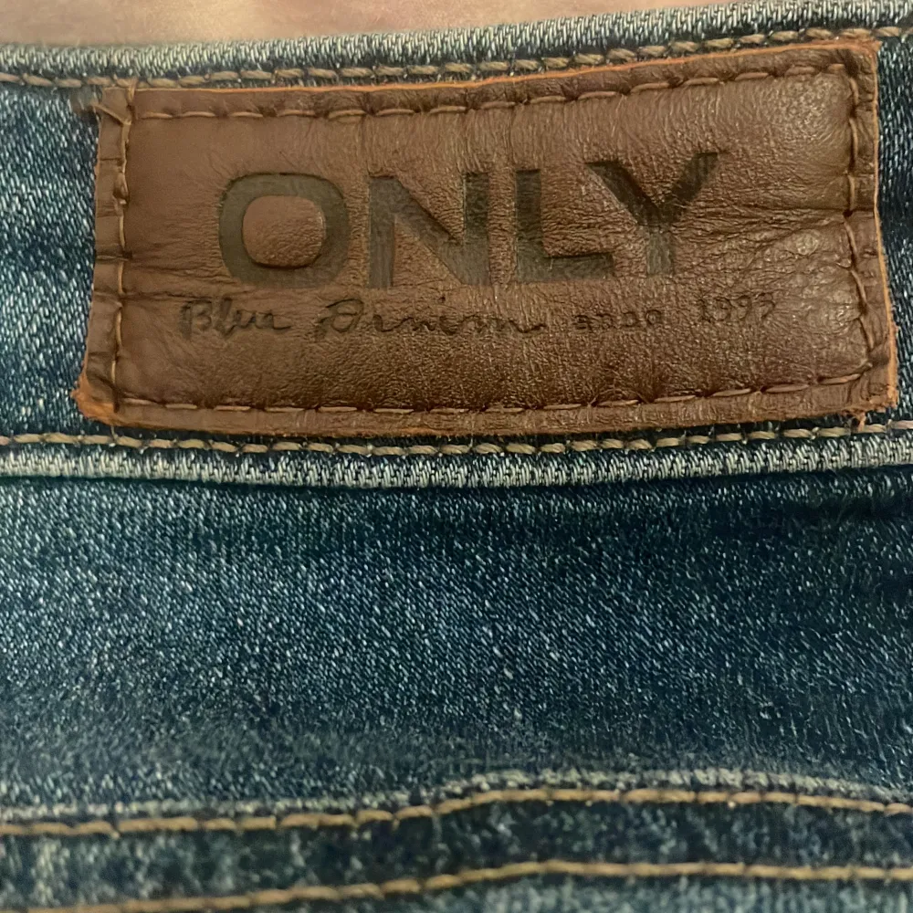 mörkblåa jeans ifrån only! säljer då ja inte använder dessa, priset kan diskuteras . Jeans & Byxor.
