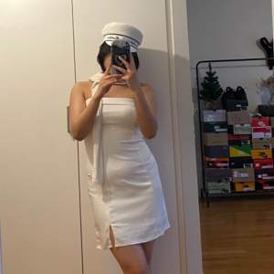 Säljer min fina vit klänning som använt bara en gång på studenten✨🤍 skriv gärna för mer bild☺️