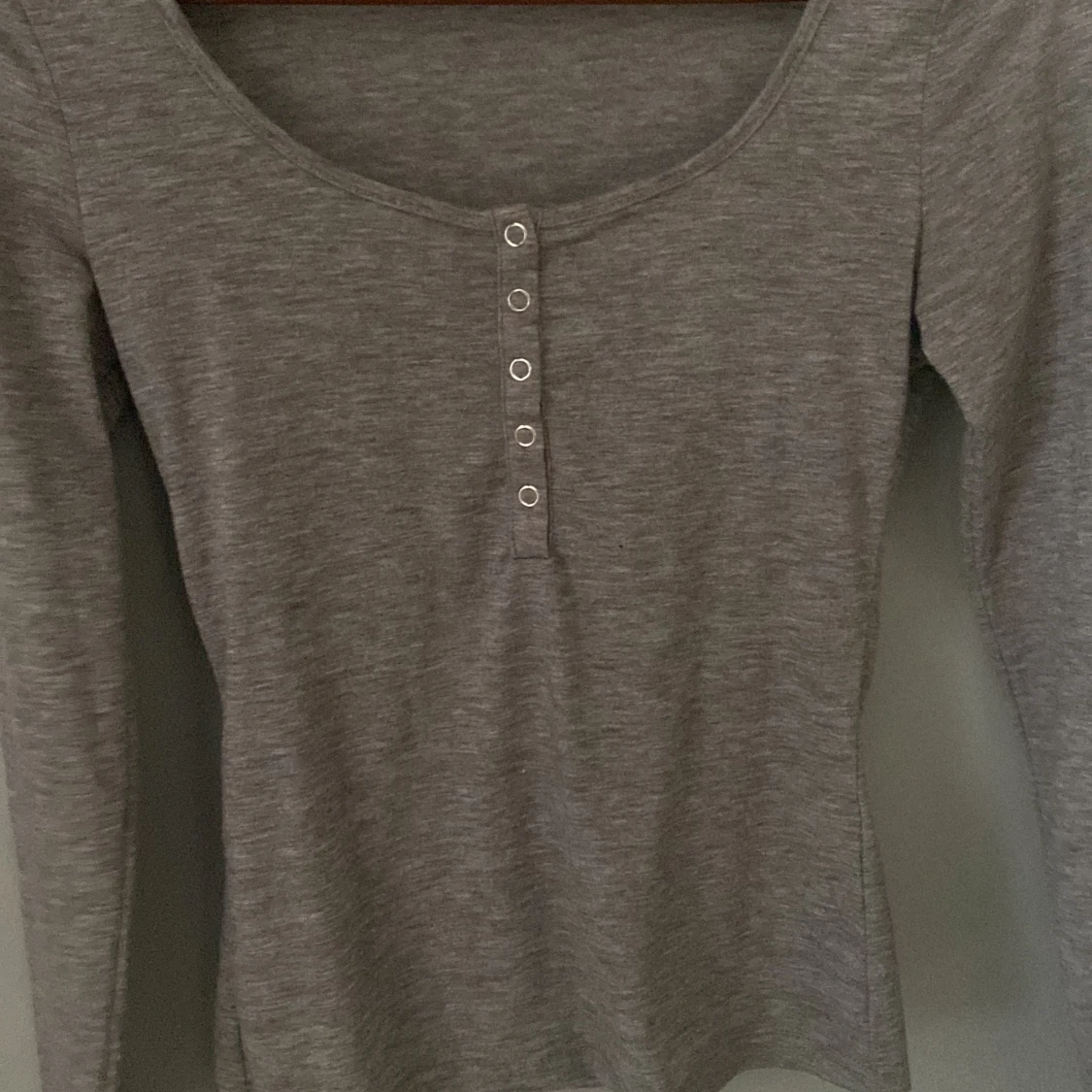 grå långärmad tröja från shein med knappar