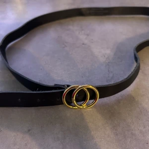 Skärp - Jättesnyggt skärp med guldiga ringar! Det är äkta läder!! 