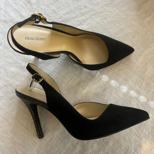 Klackar - Svarta spetsiga klackar. Använda en gång.