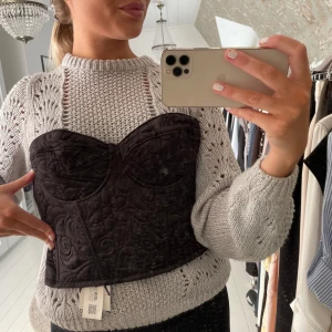 Svart korsettopp - Oanvänd svart korsett i lite tjockare material med svart mönster från Zara, strl M men känns som en S