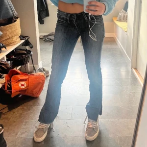 Jeans Lee  - Jätte snygga, low waist bootcut jeans! De är köpta på Vinted men säljer då de tyvärr var försmå. Förra ägaren hade aldrig använt de och samma med mig. De är i nästintill nya. De är i storlek W26 L33. Skriv om ni har fler frågor! (Lånade bilder)