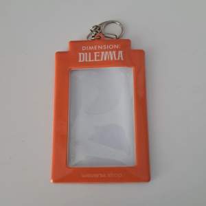 Dimension: Dilemma photocard holder Officiell från Weverse Shop♡ Säljer för 50kr + frakt (Swish🩷)