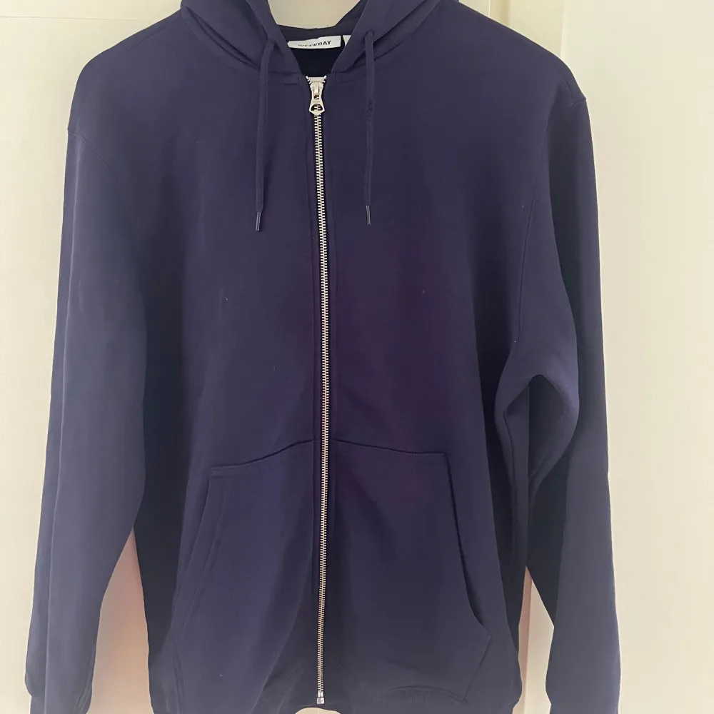 Säljer denna lila zip hoodie från weekday som inte kommer till användning. Den är storlek small och passar även xs. Skick 9/10. Hoodies.