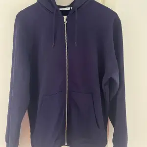 Säljer denna lila zip hoodie från weekday som inte kommer till användning. Den är storlek small och passar även xs. Skick 9/10