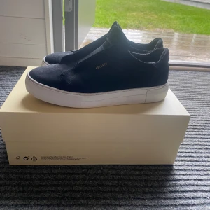 Arigato 360 laysless - Säljer mina arigatos då jag aldrig använder dom, storlek 43 och knappt använda vilket man ser på skicket. Nypris 2650 på NK. 