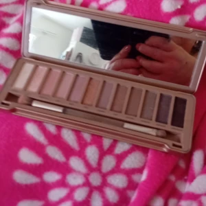 SÄLJER OANVÄND,NY URBAN DECAY PALETT " NAKED 3" - Jag säljer min fina nya oanvända URBAN DECAY PALETT "NAKED 3"  Den köptes för 698 kr och jag säljer för 550kr !