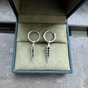 Maria Nilsdotter örhänge Arrow  - Säljer mina arrow örhängen, går bra att köpa antingen bara en eller hela paret. De är i superfint skick🥰 Nypris: 2995kr styck.  Säljer en för 1900 eller båda för 3500🥰 Kvitto finns och box+påse ingår! 