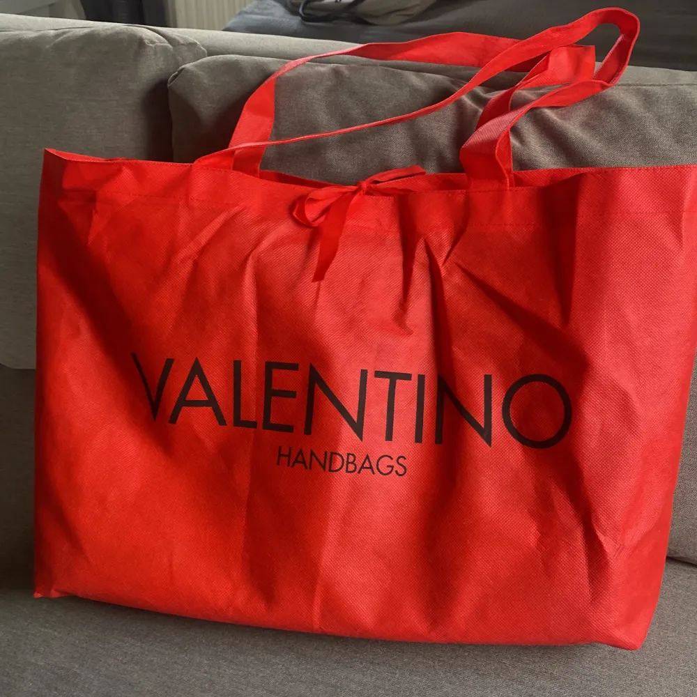 Handväska Divina från Valentino handbags  Använd fåtal gånger.  Nypris 1299kr  Mått  Höjd 30cm Bredd 37cm  Djup 13cm . Väskor.