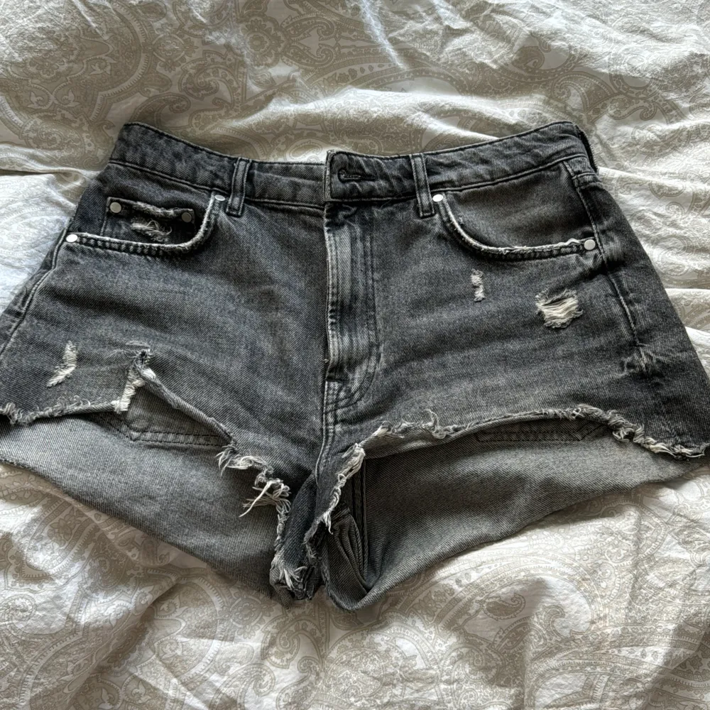 Jeansshorts från zara men köpt här på plick. . Shorts.
