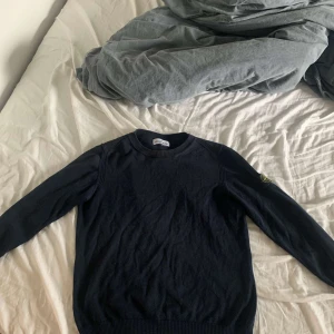 stone island tröja. mörkblå. - den pssar om du är runt 160 cm .