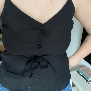 Svart linne - Svart linne. Helt oanvänd med extraknappar till.