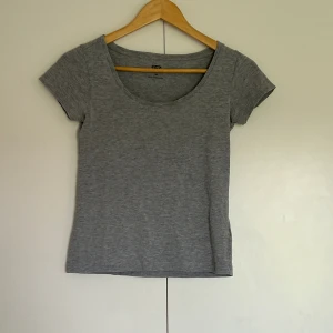 Grå tröja  - Som ny och jättebra passform 