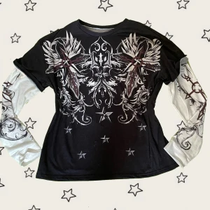 “Grunge Grathic long sleeve”💕 - Säljer denna super coola tröja, Utmärkt Skick! Säljer den för att den tyvärr inte längre kommer till användning💕Priset går att diskutera så lägg gärna prisförslag. 