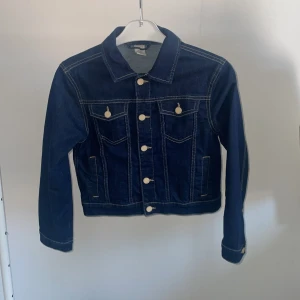 Jeansjacka- barn - Den mörka jeansjackan - strl 152- mycket bra skick- använt några få gånger 