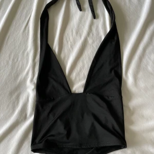 Topp med snöre - Svart topp från SHEIN tror jag har haft den ett tag men inte använd på länge pgr, för liten i bysten. Skit snygg fest topp väl använd! Köper man resterande plagg på min sida för 20kr får man allt tillsammans för 150kr. Pris kan diskuteras😊