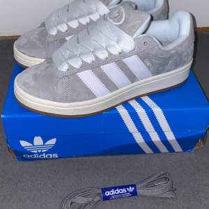 Säljer just nu mina gråa Adidas campus 00 skor! Aldrig använda,endast testade och säljs åt syrran! Orginal box, samt skosnören och tags tillkommer vid köp! Säljs för 1399 kr! 