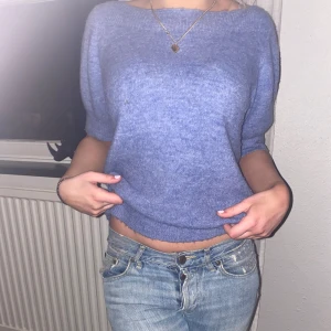 Kortärmad stickad tröja - Säljer pga att den inte kommer till användning längre. Storlek M men passar även X/XS. Pris kan diskuteras!💞