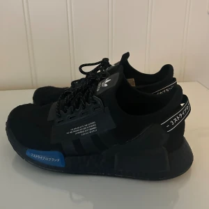 Adidas Nmd r1 - Använda men i gott skick. Är aningen för stora för mig så andvänder aldrig.