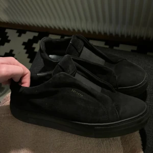 Arigatos - Hel svarta arigatos i mocka, storlek 42 och är använda men i bra skick. Har Tyvvär ingen sko låda till skrona. Ny pris 2500 kr.