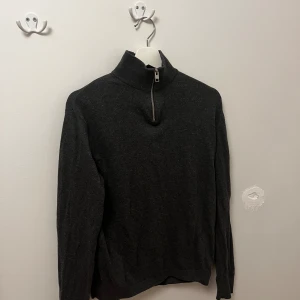 Jack&Jones 3/4 Zip - Säljer denna stickade 3/4 zipen! Inga skador eller defekter, klass kvalite. Nypris: 499 kr  | Mitt pris: 159 kr