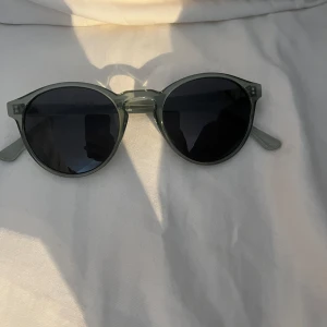 Gröna solgalsögon  - Säljer nu mina solglasögon. Aldrig använt Skick=10/10 (Låda till glasögon tillkommer självklart)