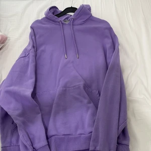 Lila hoodie  - Lila hoodie från asos💗 bra skick och inga defekter💗