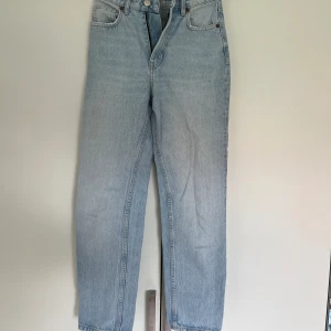 Midwaist straight jeans ljusblå - Ljusblåa midwaist, straight jeans från Zara💓 Inte använts då de var för små redan när jag köpte dem tyvärr.. Ny pris, 379kr☺️
