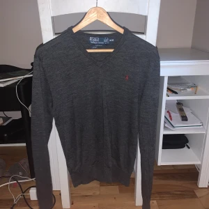 Ralph lauren trjöa med en defekt vid nacken - Mer bilder eller frågor är det bara att ställa 