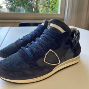 Phillipe model - Phillipe model panelled low-top sneakers i storlek 39 men sitter större. Pris kan sänkas.  dom är i fint skick förutan undersidan på skon där det har slitits lite men ingen man ser bara att höra av sig vid frågor samt intresse. 🥂