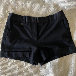 Kostymbyxor shorts  - Säljer den här jätte snygga shortsen som liknar kostymbyxor även i matrialet. Dem är lågmidjade och har bara använt ett fåtal gånger💗