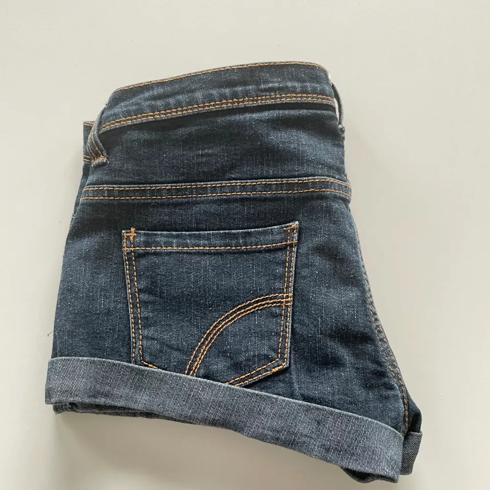 Supersnygga lågmidjade jeansshorts med assnygga fickor! Perfekta till sommaren, helt nya, aldrig använda. Säljer för 150 kr:). Shorts.