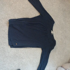 Tröja med spets  - Fin mörkblå tröja med spets över bröstet. Köpt i newyork förra hösten och nästan aldrig använd 