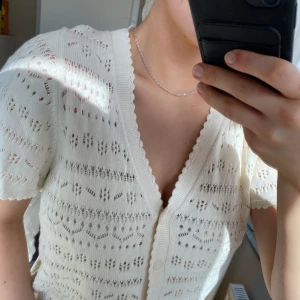 Krämvit virad topp - Säljer en krämvit virkad topp från &OtherStories. Nästan helt oanvänd o i fint skick. Nypris var 799kr.