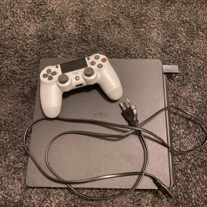 Playstation 4 - Säljer nu mitt knappt använda Ps4! Kontrollen ingår. Pris kan diskuteras vid snabb affär.